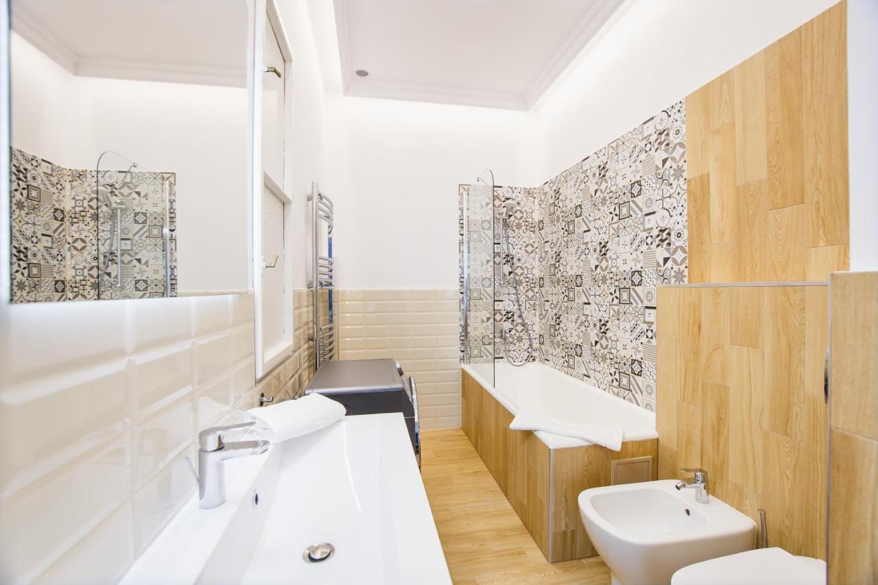 Spacious Riverviews Apartment Near Piata Unirii Oradea Exteriör bild