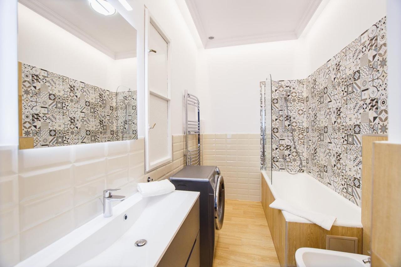 Spacious Riverviews Apartment Near Piata Unirii Oradea Exteriör bild