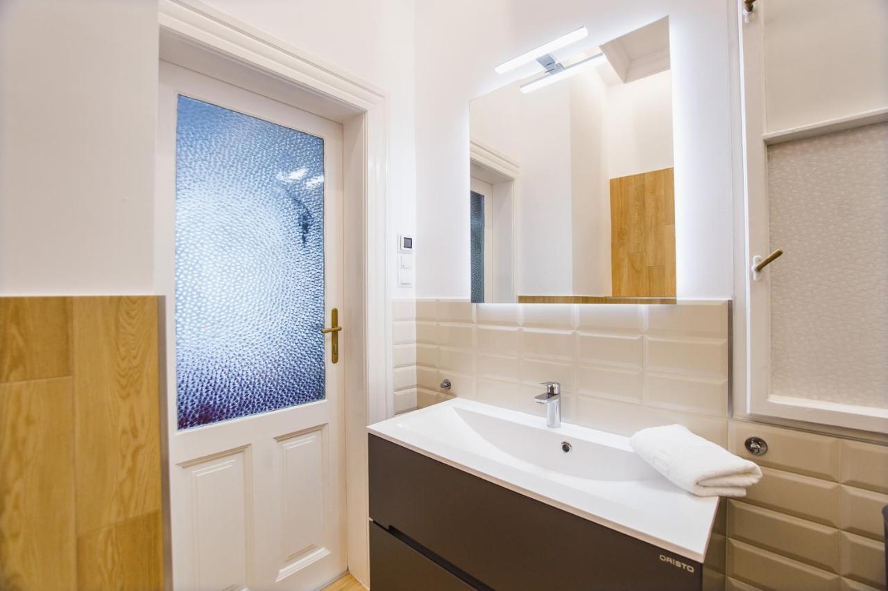 Spacious Riverviews Apartment Near Piata Unirii Oradea Exteriör bild