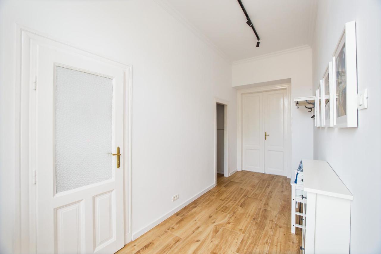 Spacious Riverviews Apartment Near Piata Unirii Oradea Exteriör bild