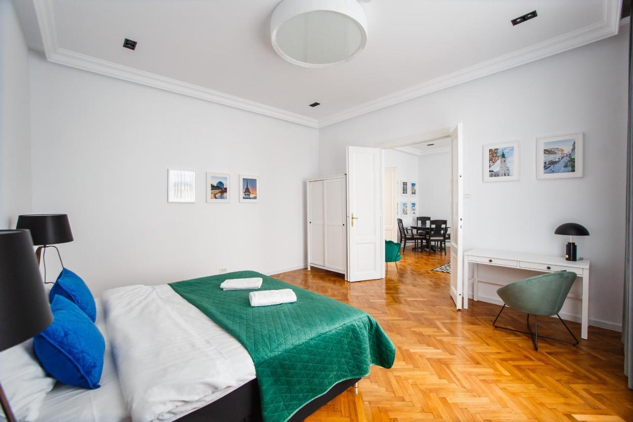 Spacious Riverviews Apartment Near Piata Unirii Oradea Exteriör bild
